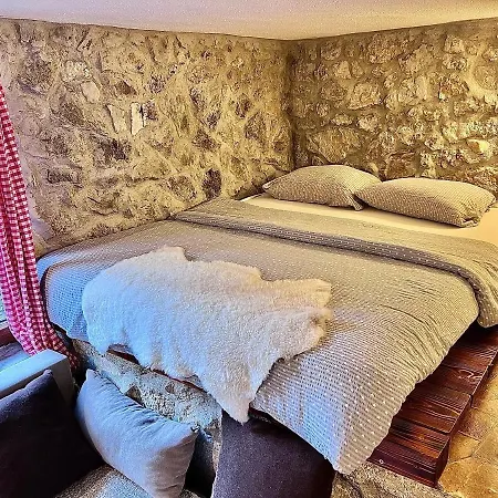 Stone Room-kamena Soba アパート